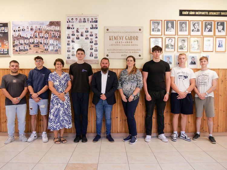 Együttműködés = Sataedu