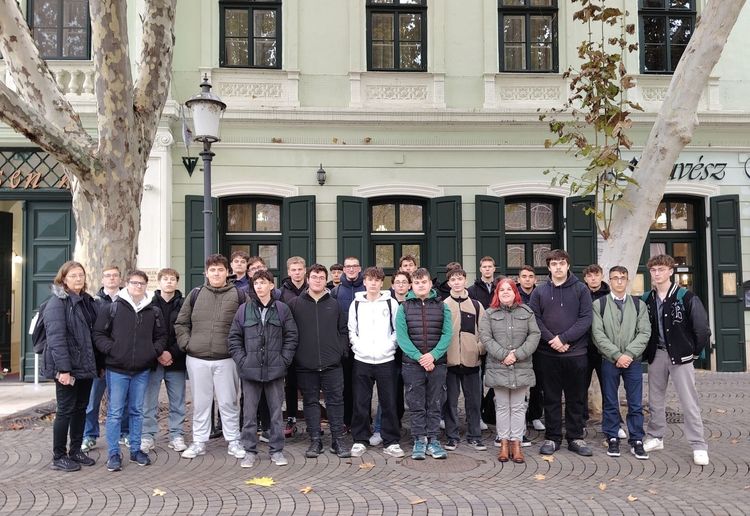 "Piros esőt kortyolt a föld"