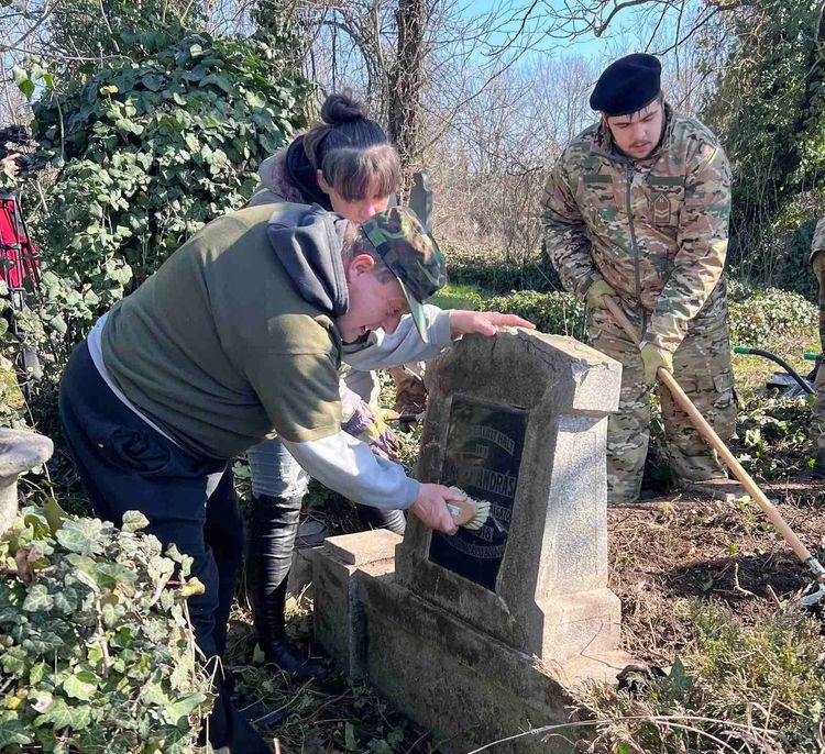 Hadisírok újultak meg...
