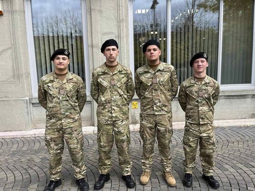 Katonai eskütétel a Petőfi Utcai Általános Iskola honvédelmi napján