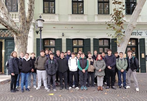 "Piros esőt kortyolt a föld"