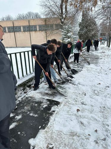 Hóhányó faiatalok